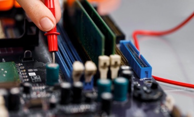 Reparaciones electrónicas avanzadas, reprogramación de centralitas y trabajos especializados.