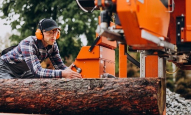 Talleres de reparación y mantenimiento de equipos de maquinaria de cualquier tipo.